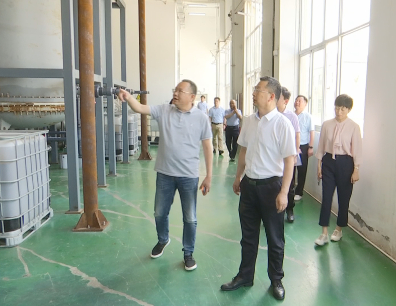 在陪同過程中，市、區(qū)領導了解到了古特生物從成立公司研發(fā)生物合成技術到現(xiàn)在擁有三座生產基地這十二年來的的發(fā)展歷程，CEO秦永發(fā)對古特生物的生產現(xiàn)狀及未來發(fā)展規(guī)劃也作了詳細說明。